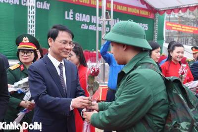 Quận Cầu Giấy: 70 thanh niên hăng hái lên đường nhập ngũ