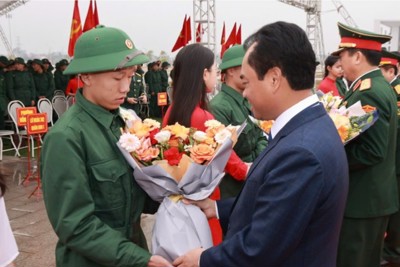 Tân binh Thái Nguyên phấn khởi lên đường nhập ngũ