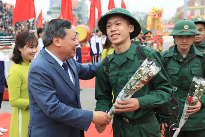 Phó Bí thư Thường trực Thành ủy Nguyễn Văn Phong dự lễ giao, nhận quân tại huyện Thanh Trì