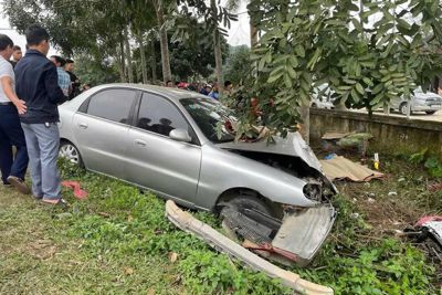 Tai nạn giao thông mới nhất 15/2/2025: ôtô mất lái tông hai bà cháu tử vong