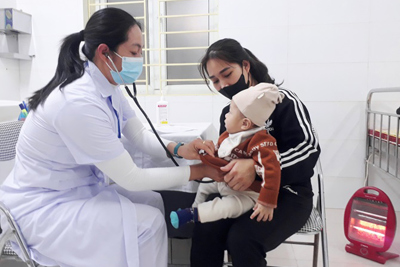 Hà Nội: ngày đầu tiêm vaccine sởi cho trẻ dưới 9 tháng tuổi