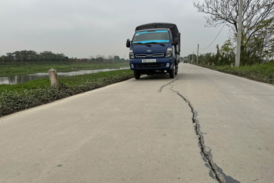 Xe quá tải “cày xới” đường đê sông Nhuệ qua huyện Thường Tín