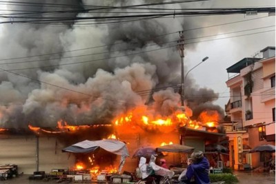 Cháy lớn tại chợ Trung Môn ở Tuyên Quang, nhiều người hoảng sợ