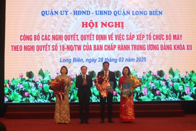 Quận Long Biên công bố nghị quyết, quyết định về sắp xếp tổ chức bộ máy