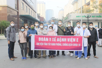 Thầy thuốc Bệnh viện E lên đường chi viện cho Tây Ninh