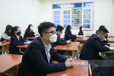 [Ảnh] Hà Nội: Học sinh lớp 12 lo lắng, hồi hộp trong ngày đầu đến trường