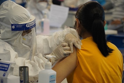 Người dân ngoài tỉnh đến TP Hồ Chí Minh khám bệnh vẫn được tiêm vaccine phòng Covid-19 mũi 3