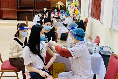 Tiêm vaccine Covid-19 tại quận Thanh Xuân: Học sinh hào hứng, mong sớm trở lại trường
