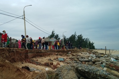Quảng Ngãi: Triều cường đánh sạt đường ven biển, dọa ''nuốt'' nhà dân