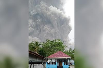 [Video] Người dân Indonesia tháo chạy khỏi núi lửa phun trào