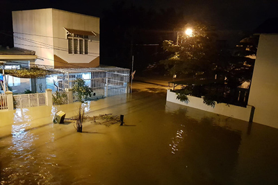Lũ về trong đêm nhiều khu vực tại TP Nha Trang ngập nặng, người dân bị cô lập