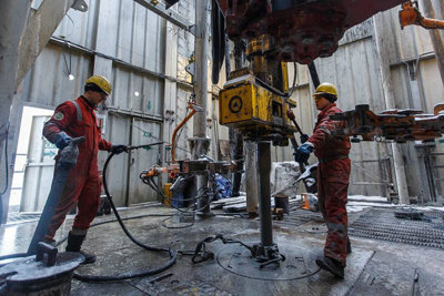 Nga-OPEC "phớt lờ" việc Mỹ xả kho dự trữ, vẫn bơm thêm dầu