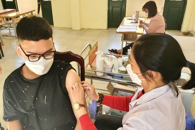 Quận Ba Đình tiếp tục tiêm vaccine có hạn dùng đến tháng 6/2022 cho học sinh lớp 7,8