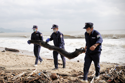 Công nhân tất tả dọn hàng trăm tấn rác bao phủ biển Nha Trang