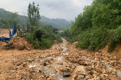 Quảng Ngãi: Lũ quét kèm sạt lở tàn phá huyện miền núi, người dân di dời khẩn cấp