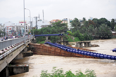 [Ảnh] Khẩn trương khắc phục sự cố vỡ ống cấp nước làm tê liệt khu vực phía Bắc TP Nha Trang
