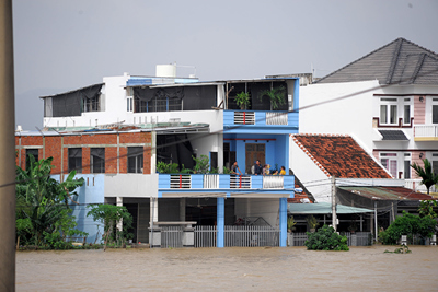 [Ảnh] Phú Yên: Nước lũ dâng cao nhiều khu vực tại TP Tuy Hòa chìm trong biển nước