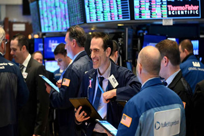 Chứng khoán Mỹ: Nhà đầu tư đổ xô mua cổ phiếu, Dow Jones lần đầu tiên vượt 36.000 điểm