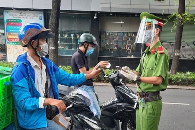 Cấp giấy đi đường gắn QR code: Hình thức hạn chế quyền đi lại phù hợp Hiến pháp và pháp luật Việt Nam