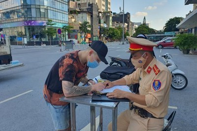 Hà Nội: Người dân vô tư vi phạm giao thông trong những ngày đầu nới lỏng giãn cách