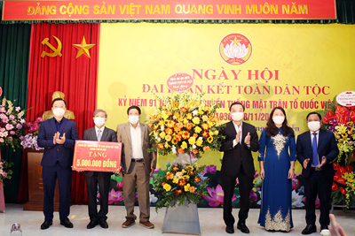 Chủ tịch UBND TP Chu Ngọc Anh chung vui cùng Nhân dân phường Phú Diễn trong “Ngày hội Đại đoàn kết toàn dân tộc”