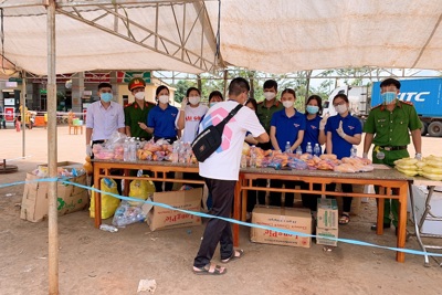 Nhân dân tỉnh Bình Phước hỗ trợ thức ăn cho hàng chục nghìn người quá cảnh về quê