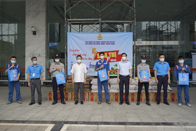 Người lao động tại quận Thanh Xuân xúc động khi đón nhận “Túi An sinh Công đoàn”