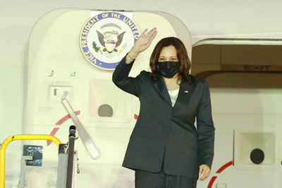 Phó Tổng thống Hoa Kỳ Kamala Harris đến Hà Nội, bắt đầu chuyến thăm Việt Nam