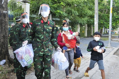 94 người đi bộ từ Long An về Tây Nguyên được TP Hồ Chí Minh đưa xe chở