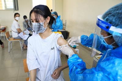 TP Hồ Chí Minh: 1.800 trẻ từ 16 - 17 tuổi của quận 1 và huyện Củ Chi được tiêm vaccine Covid-19