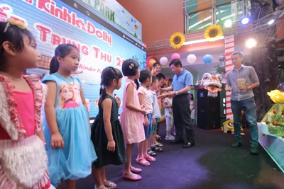 Báo Kinh tế & Đô thị vui Trung thu tại Trung tâm Kinder Park