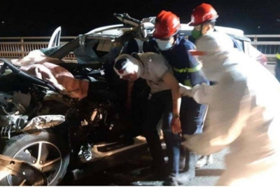 Giải cứu tài xế mắc kẹt trong ô tô sau tai nạn nghiêm trọng trên cầu Nhật Tân