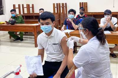 Hà Đông: Hình ảnh sinh động trong những ngày xét nghiệm diện rộng và tiêm vaccine phòng Covid-19