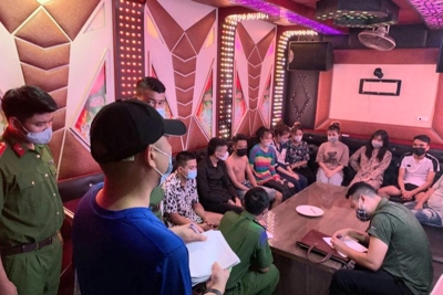 Hà Nội: Bắt quả tang 10 nam nữ đang "bay lắc" trong quán karaoke ở xã Cần Kiệm
