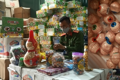 "Đột kích" kho hàng ở ngoại thành Hà Nội, thu giữ 1.000 thùng bánh kẹo lậu