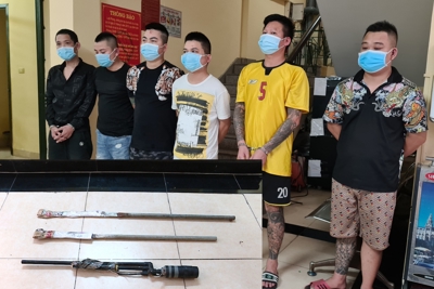 Hà Nội: Triệt phá ổ nhóm "tín dụng đen" thu giữ súng tự chế và nhiều dao kiếm