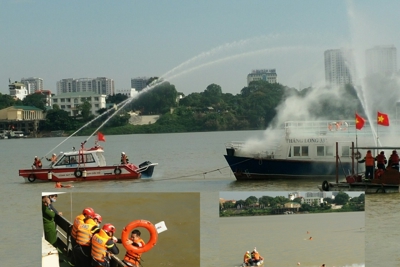 Diễn tập phương án xử lý vụ cháy tàu chở khách du lịch trên sông Hồng