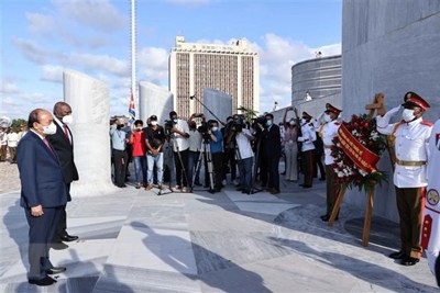 Chủ tịch nước đặt vòng hoa tại Đài tưởng niệm anh hùng Jose Marti