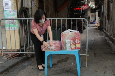 Quận Hoàn Kiếm: Chăm lo, bảo đảm đời sống cho người dân trong khu cách ly y tế phường Hàng Trống