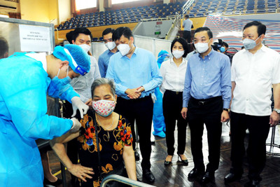 Chủ tịch UBND TP Chu Ngọc Anh: Phấn đấu hoàn tất xét nghiệm, tiêm vaccine Covid-19 mũi 1 cho người dân trên 18 tuổi, làm cơ sở xem xét nới lỏng giãn cách xã hội