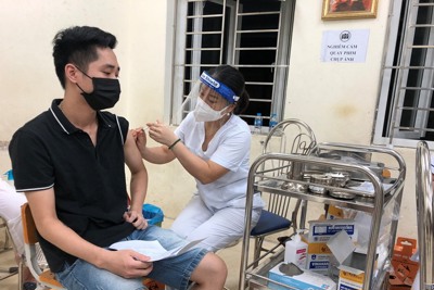 [Ảnh] "Chong đèn" tiêm vaccine phòng Covid-19 cho người dân quận Hoàng Mai