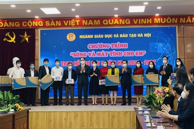 Ngành Giáo dục Hà Nội tiếp tục trao tặng 500 bộ máy tính cho học sinh nghèo