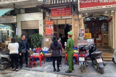 Công an quận Hoàn Kiếm xử phạt nhiều hàng quán vi phạm quy định phòng chống dịch
