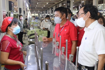 TP Hồ Chí Minh: Tìm cách thích ứng với dịch Covid-19 khi công nhân quay trở lại làm việc