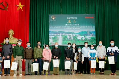 Báo Kinh tế & Đô thị phối hợp với Việt Mỹ Group tặng quà đồng bào nghèo tại huyện Lương Sơn (Hòa Bình)