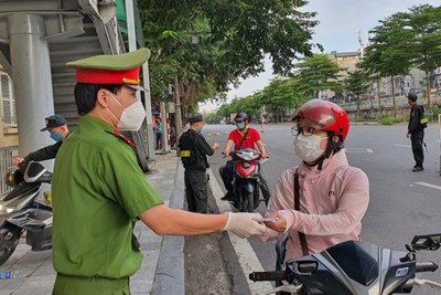 Hà Nội: Phòng CSGT đã cấp trên 20.000 giấy đi đường theo mẫu mới