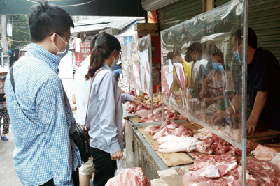 Giá thịt lợn giảm mạnh nhưng sức mua không tăng