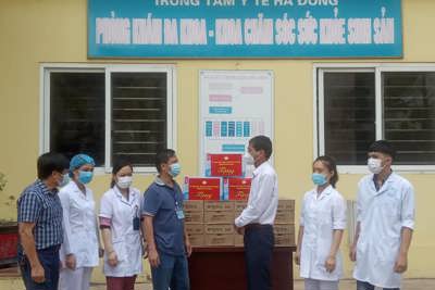 Ủy ban MTTQ thành phố Hà Nội trao hỗ trợ cho 15 Trung tâm Y tế