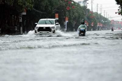 Hà Tĩnh: Đường phố ngập sâu sau mưa lớn