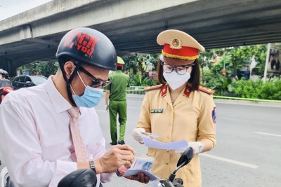 Quận Thanh Xuân: Những “bông hồng thép” tại các chốt kiểm soát người ra đường dịp 2/9